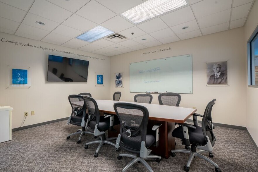 More Photos Of 900 W Indiana St, Evansville Distribution For Lease