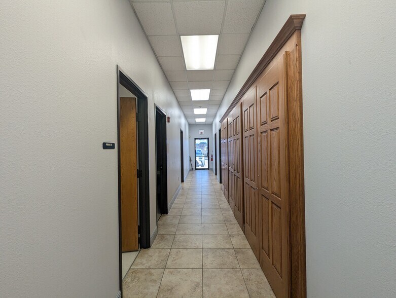 More Photos Of 8109 Smith Rd, Beaumont Office For Sale