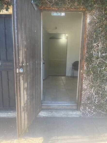 More Photos Of 1729 S Santee St, Los Angeles Warehouse For Lease