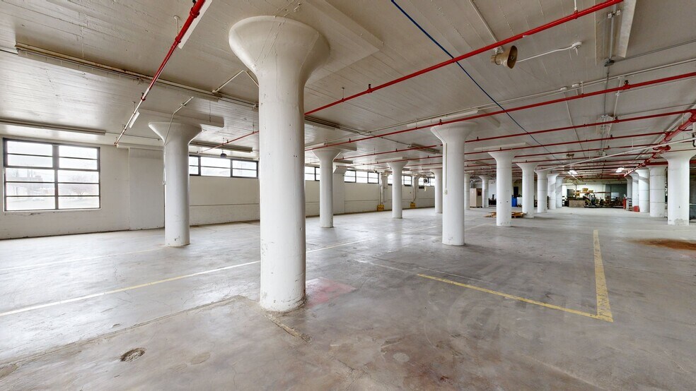 More Photos Of 120 E Clark St, Freeport Warehouse For Lease