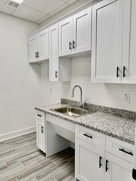 More Photos Of 30625 Kingsland, Brookshire Medical For Lease