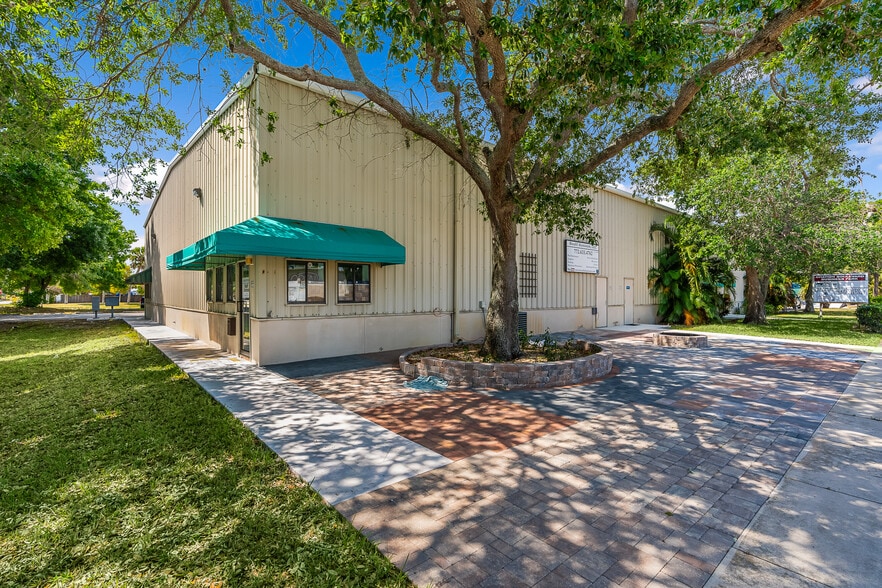 More Photos Of 3101-3215 Aviation Blvd, Vero Beach Warehouse For Lease