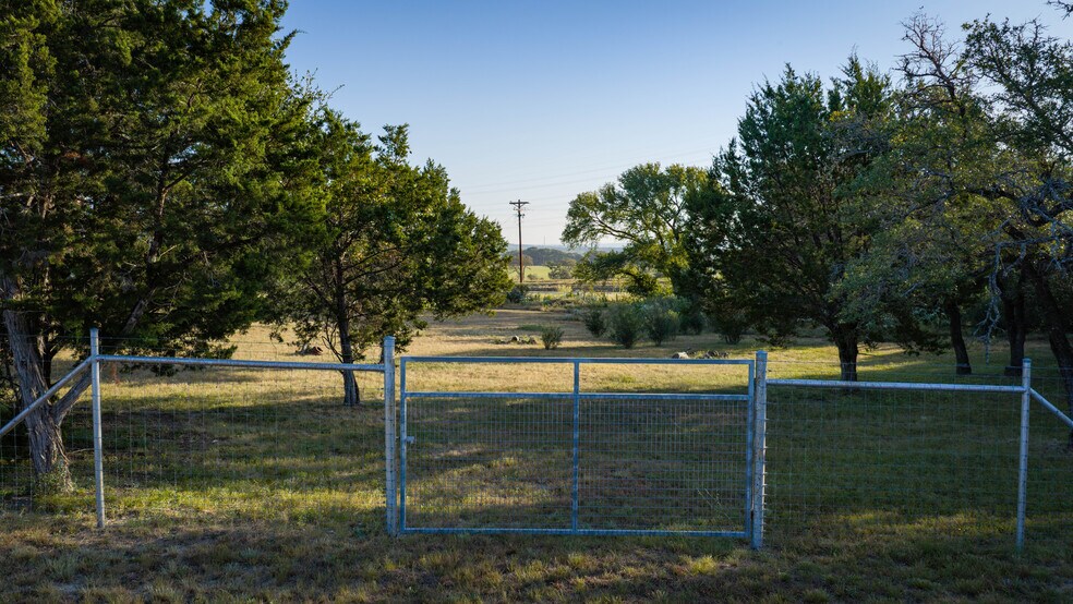 More Photos Of 3 Holiday Rd, Comfort Land For Lease