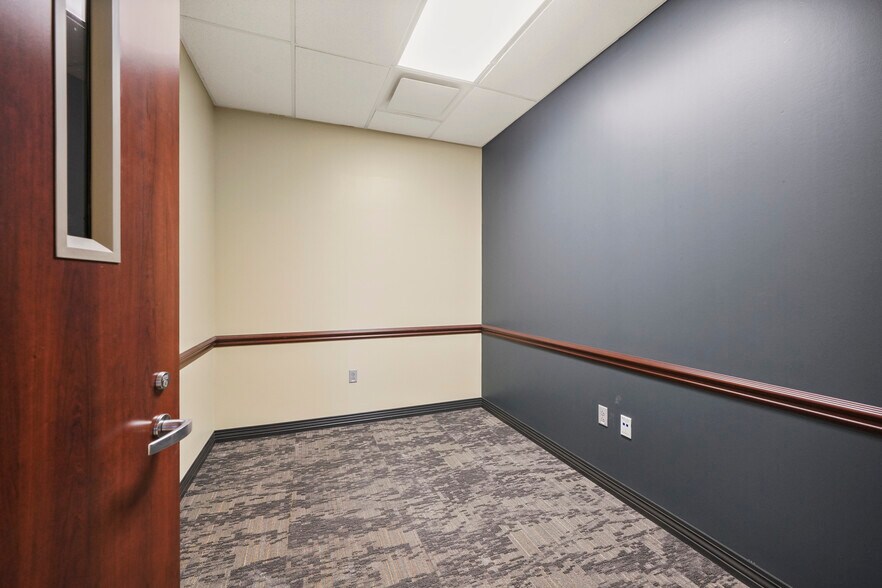 More Photos Of 27126 Northwest Fwy, Cypress Freestanding For Lease