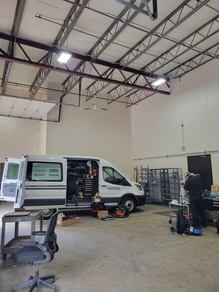 More Photos Of 14 Airport Park Rd, East Granby Light Manufacturing For Lease