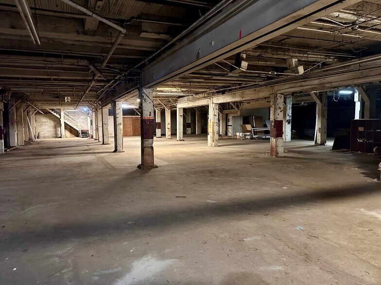 More Photos Of 2506 NE Multnomah St, Portland Warehouse For Sale