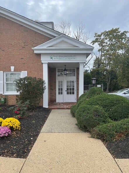 More Photos Of 2100 Oak Tree Rd, Edison Bank For Lease