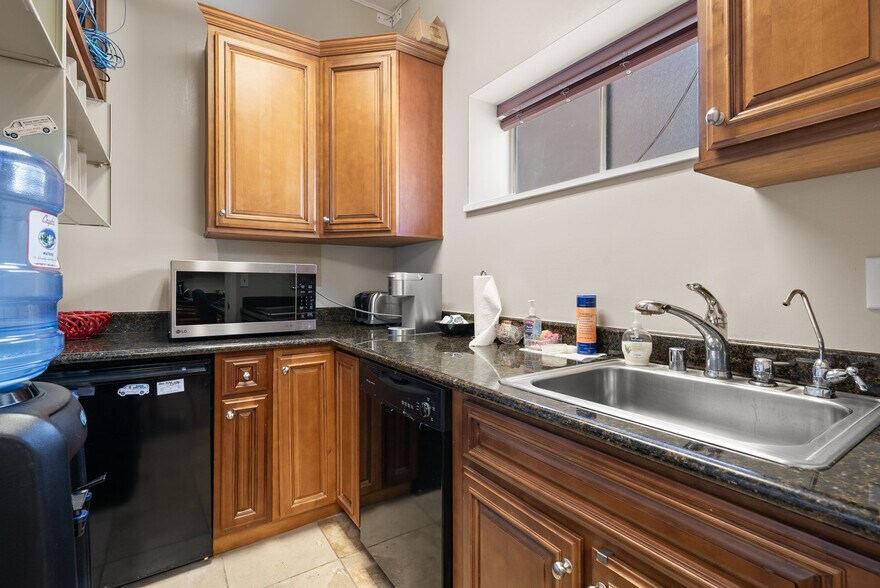 More Photos Of 129 Water St, Santa Cruz Office For Sale