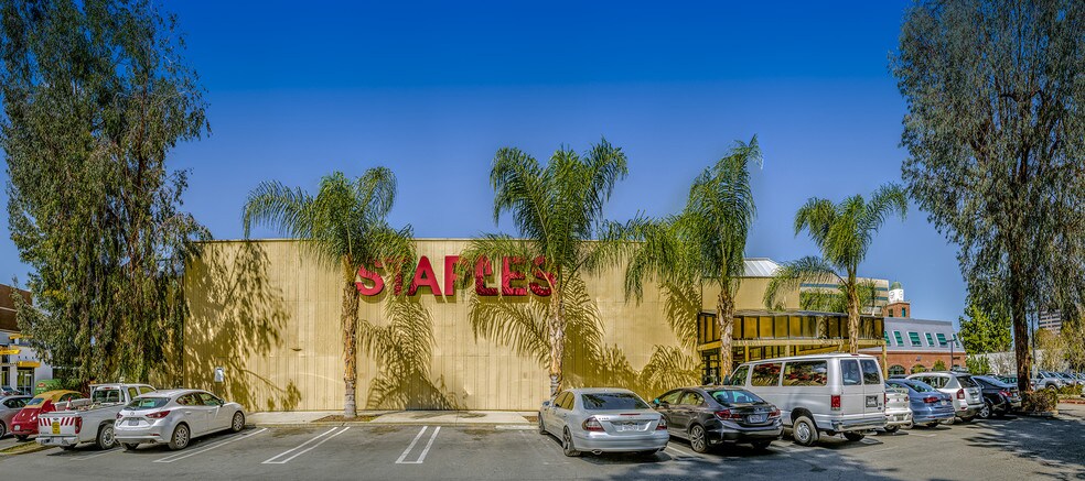More Photos Of 21825 Erwin St, Woodland Hills Department Store For Sale