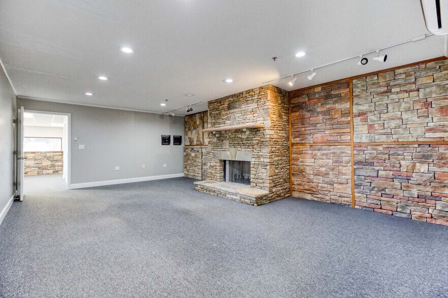 More Photos Of 1585 Access Rd, Covington Flex For Lease