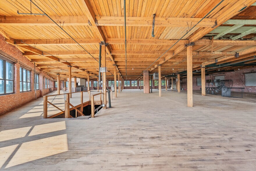 More Photos Of 6100 Wilson Ave, Kansas City Warehouse For Sale