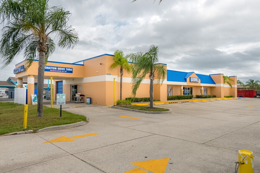 More Photos Of 1210 10th St E, Palmetto Freestanding For Lease