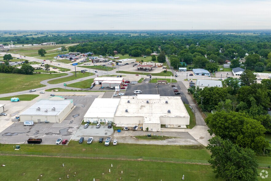 More Photos Of 1000 W Gentry Ave, Checotah General Retail For Sale