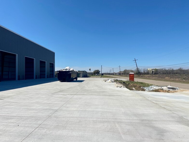 More Photos Of 6745 Patillo Road, Beaumont Warehouse For Lease