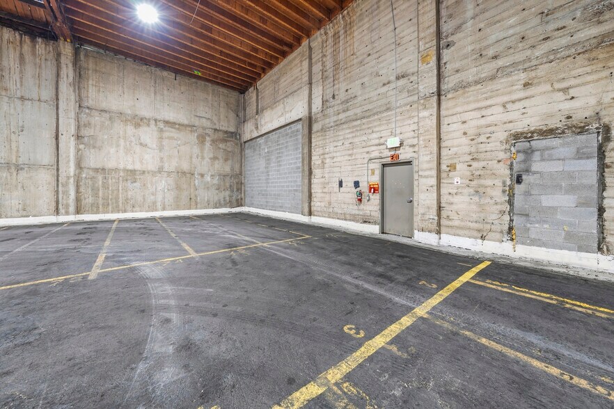 More Photos Of 715 S Grape St, Medford Warehouse For Sale