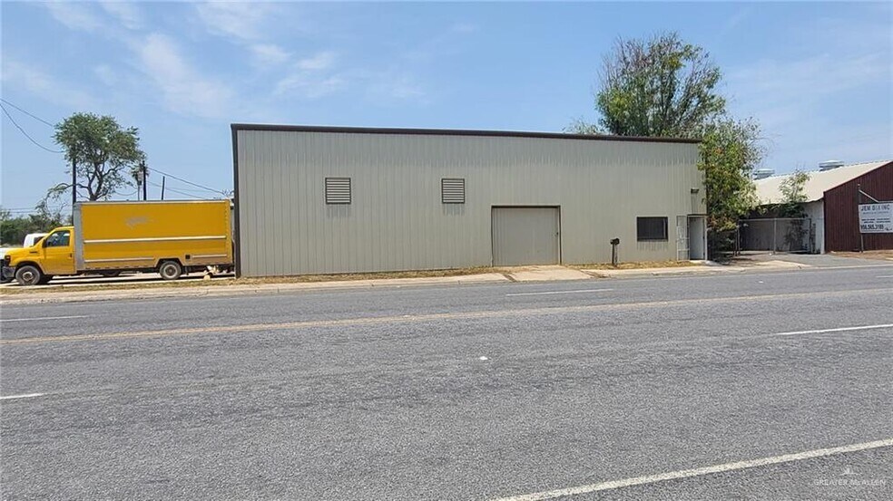 Primary Photo Of 1237 W 2nd St, Mercedes Distribution For Sale