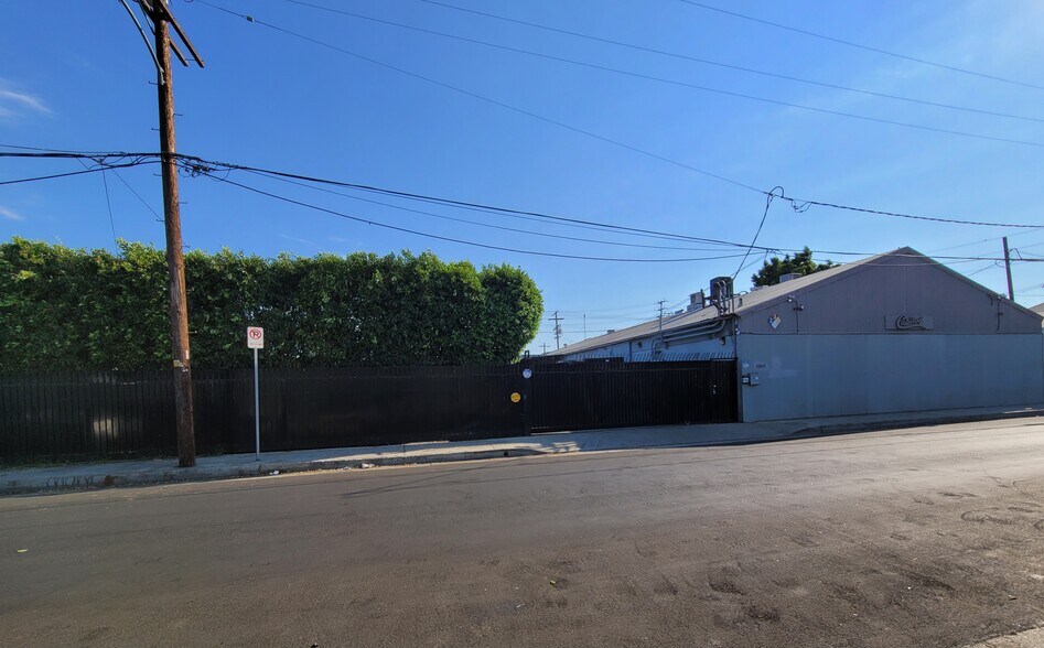 More Photos Of 14837 Oxnard St, Van Nuys Manufacturing For Lease