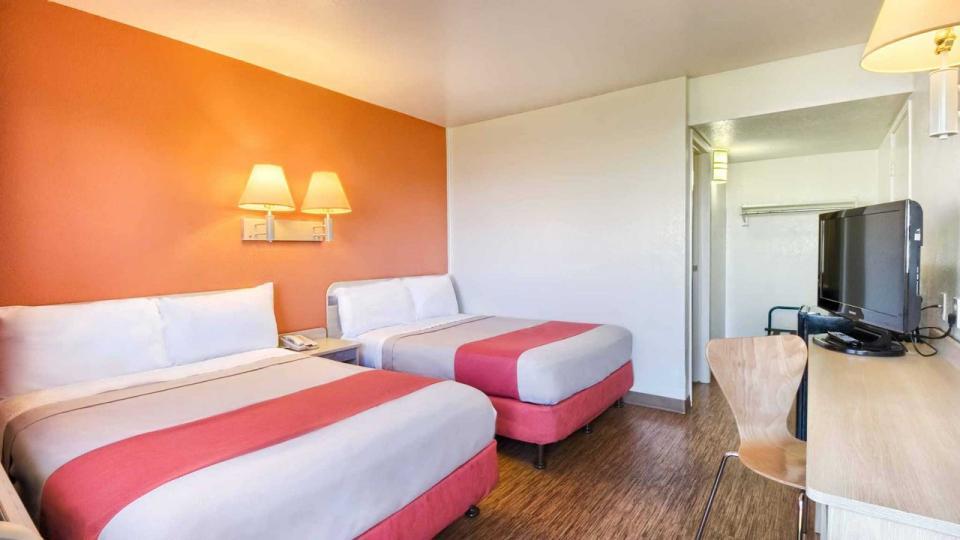 More Photos Of 325 SE Nye Ave, Pendleton Hotel For Sale