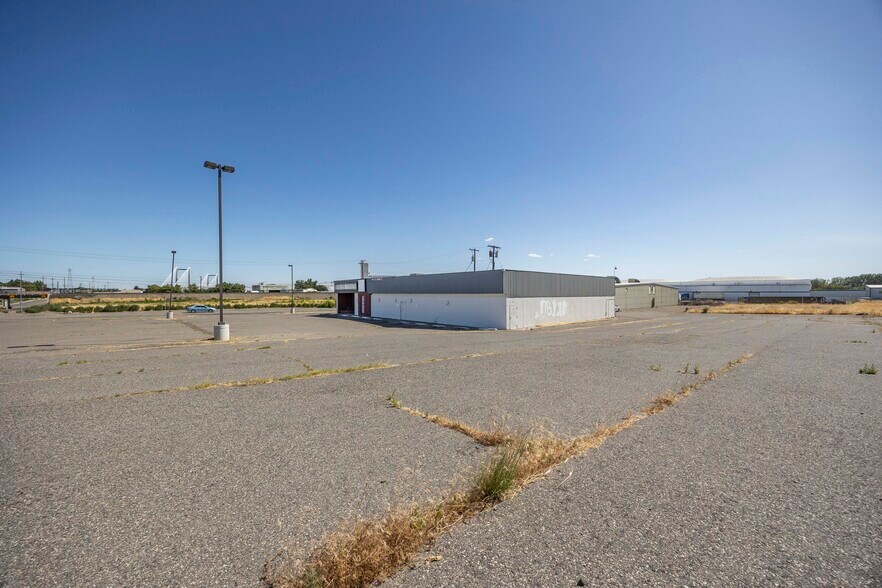 More Photos Of 101 S Gum St, Kennewick Sports And Entertainment For Sale