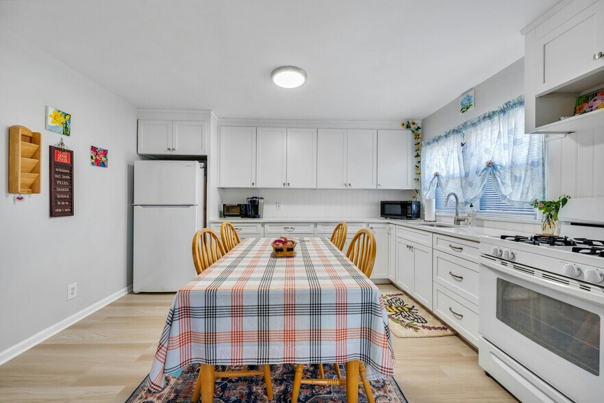 More Photos Of 625 Bound Brook Rd, Middlesex Freestanding For Sale