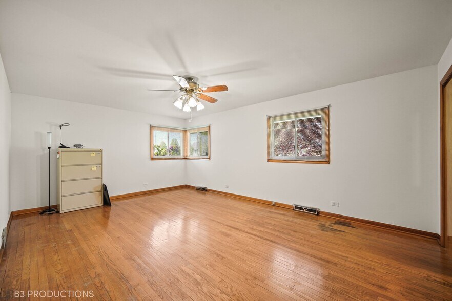 More Photos Of 1787 E Joe Orr Rd, Lynwood Warehouse For Sale
