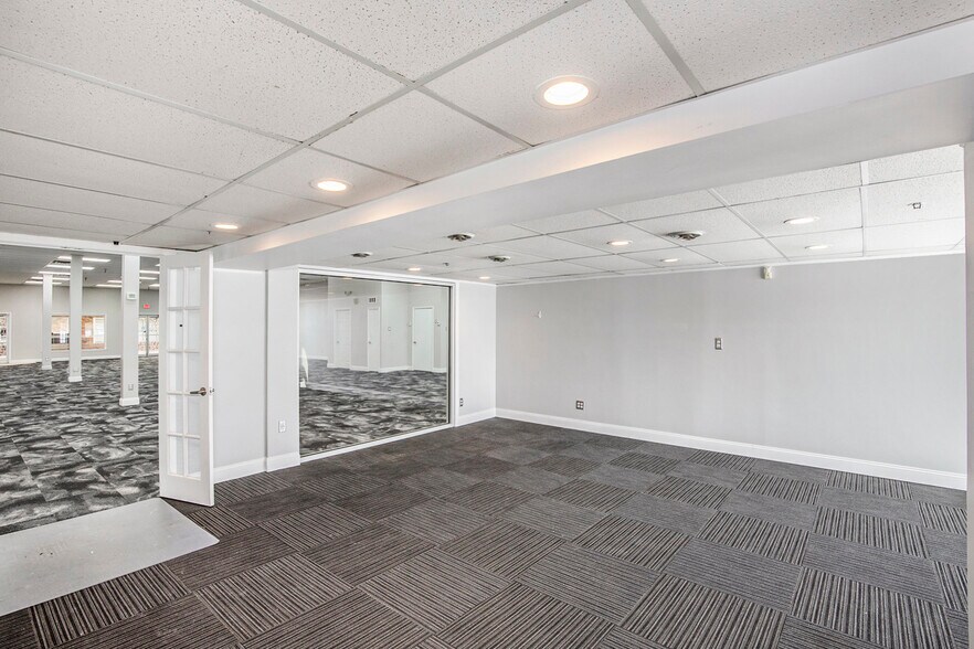 More Photos Of 201 N Riverside Ave, Saint Clair General Retail For Sale