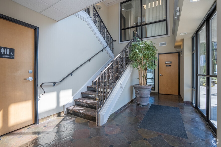 More Photos Of 17040 Pilkington Rd, Lake Oswego Office For Lease