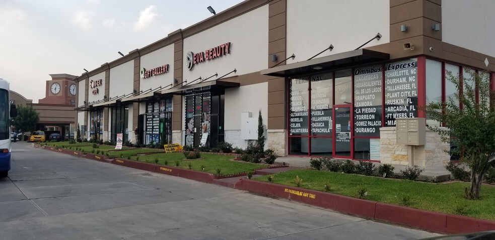 More Photos Of 6580 Southwest Fwy, Houston Storefront For Lease