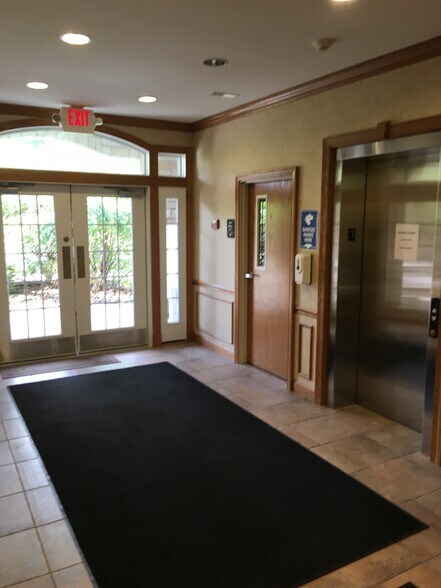 More Photos Of 1188 Bell St, Chagrin Falls Office For Lease