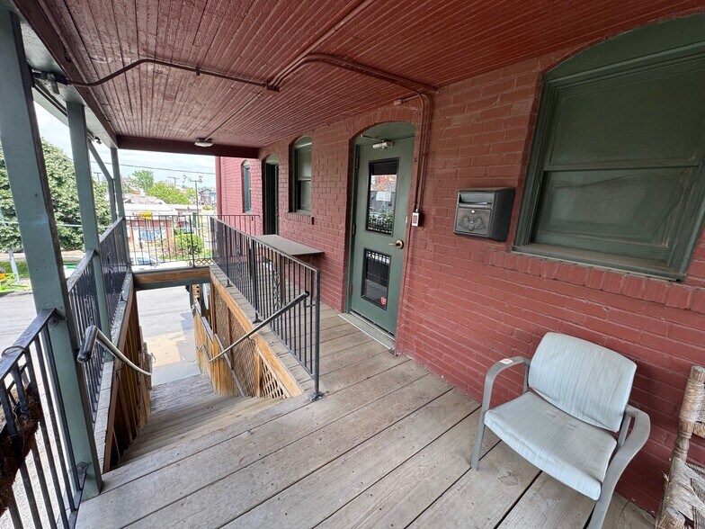 More Photos Of 900 Westport Rd, Kansas City Storefront Retail Office For Lease