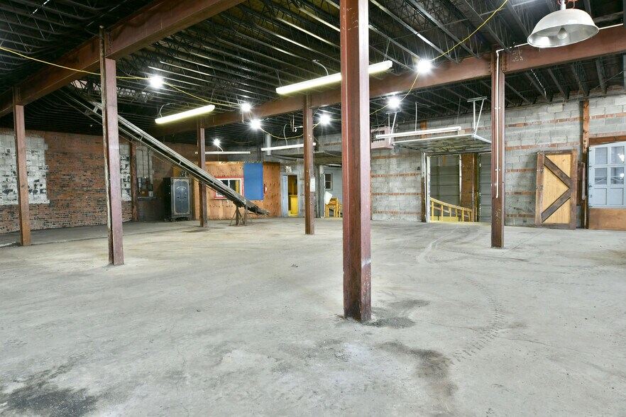 More Photos Of 944 W Rayen Ave, Youngstown Industrial For Sale