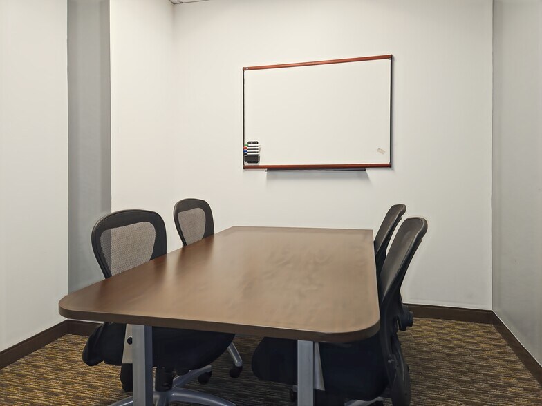 More Photos Of 2950 N Loop Fwy W, Houston Coworking Space