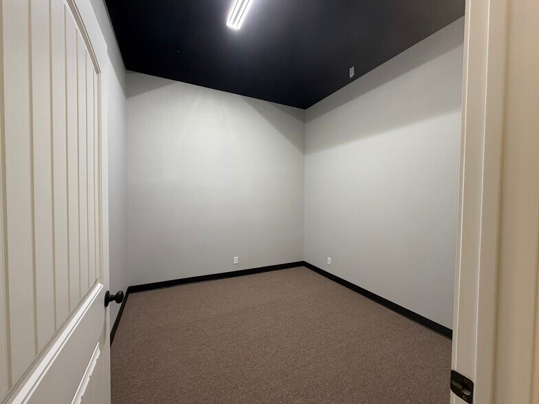 More Photos Of 513 N Lee Ave, Odessa Office For Lease