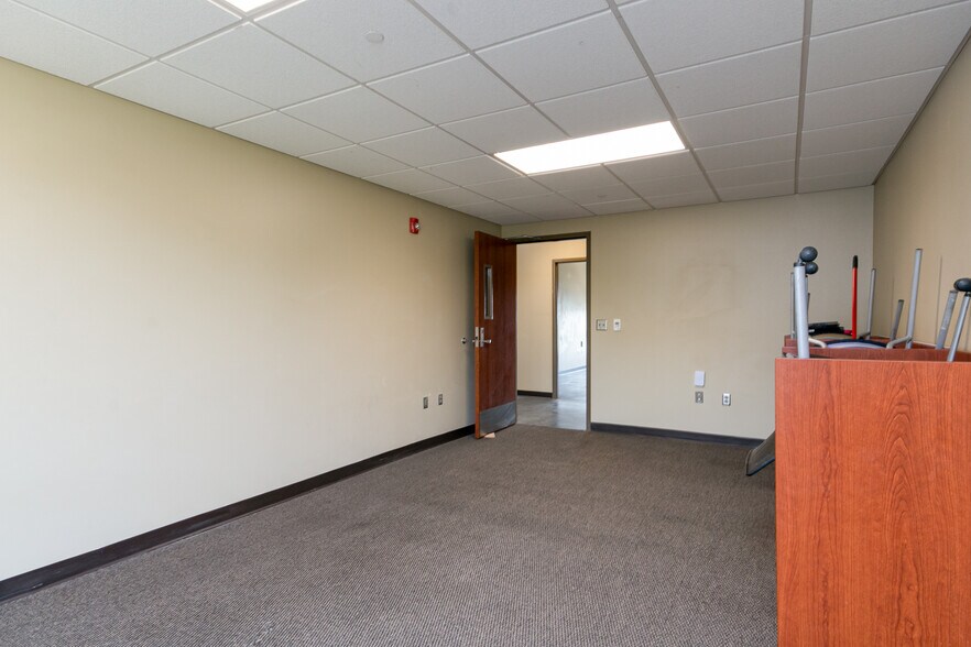 More Photos Of 1632 McCain Ln, Manhattan Sorority Fraternity House For Sale