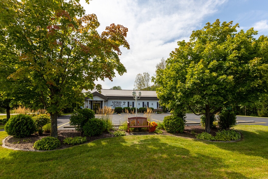 More Photos Of 14605 Velp Ave, Suamico Veterinarian Kennel For Sale