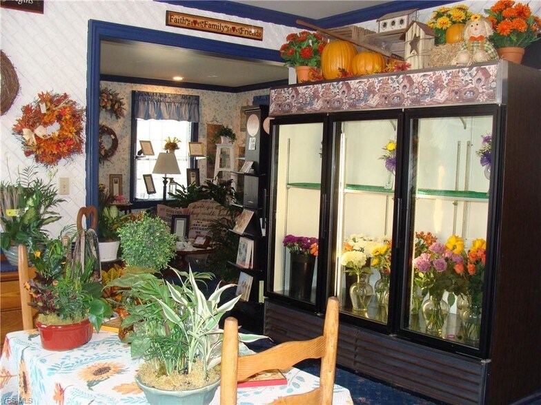 More Photos Of 890 E State St, Salem Flex For Sale