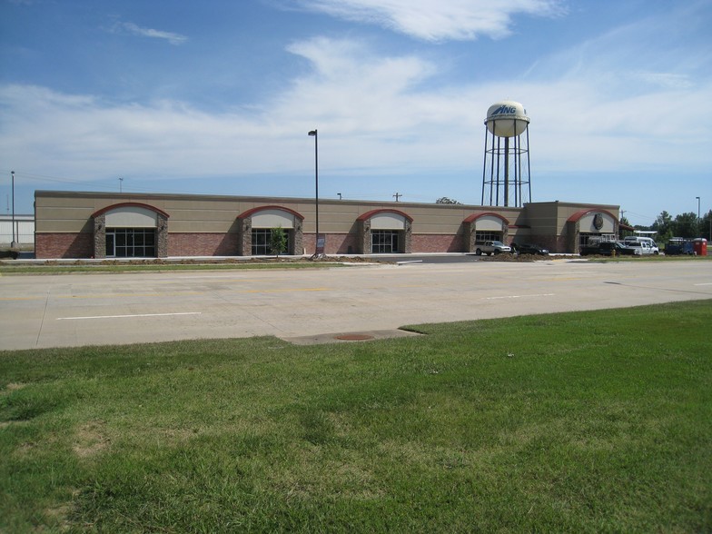 More Photos Of 5400 Phoenix Ave, Fort Smith Department Store For Lease