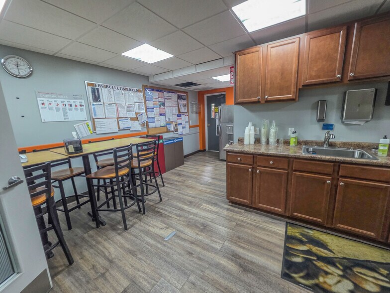 More Photos Of 86 Tide Mill Rd, Hampton Warehouse For Lease