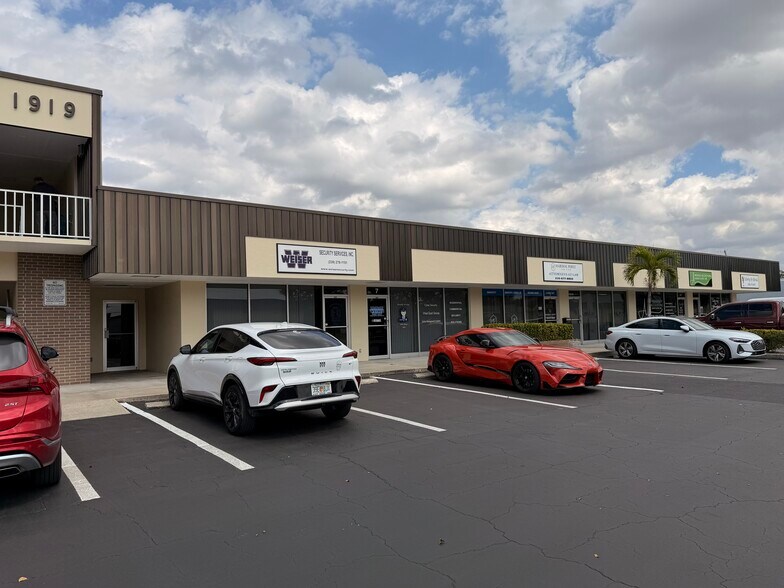 More Photos Of 1919 Courtney Dr, Fort Myers Office For Lease