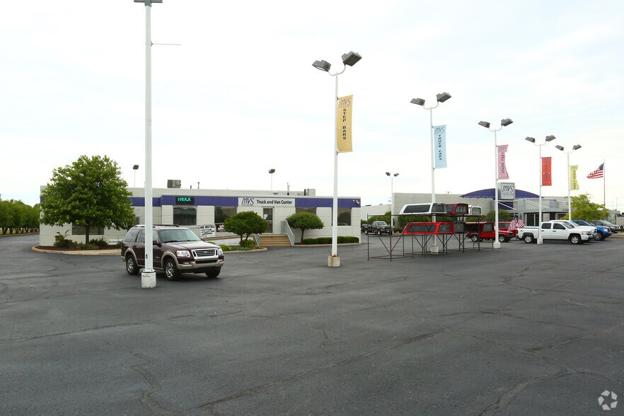 More Photos Of 16600 Fort St, Southgate Auto Dealership For Lease