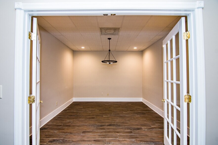 More Photos Of 214 W Main, Murfreesboro Storefront Retail Office For Lease