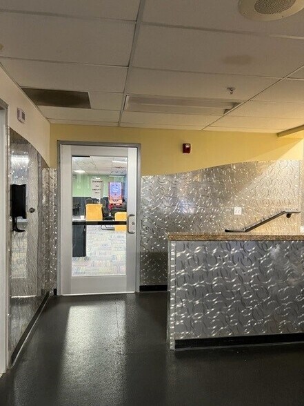 More Photos Of 1601 Pacific Coast Hwy, Hermosa Beach General Retail For Sale