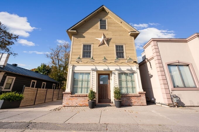 More Photos Of 15120 Yonge St, Aurora Storefront Retail Residential For Sale