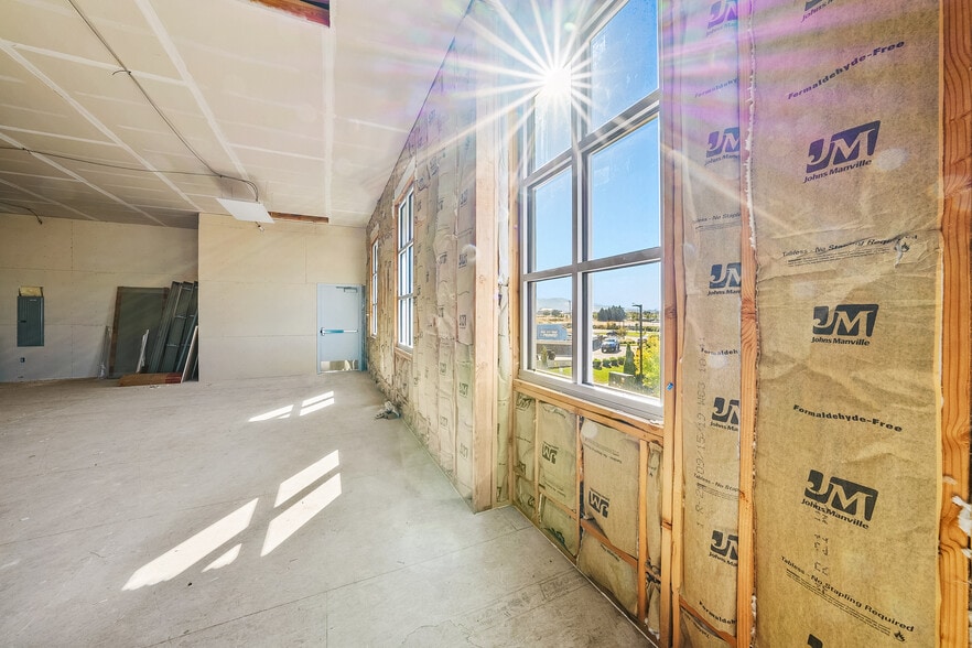 More Photos Of 4801 Biddle Rd, Central Point Office For Lease