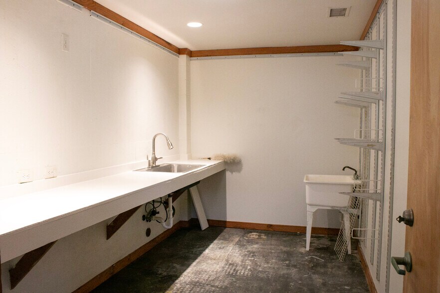 More Photos Of 4834 Vicksburg St, Dallas Manufacturing For Lease