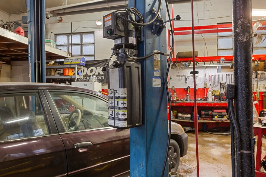 More Photos Of 833 W 7th St, New Albany Auto Repair For Sale