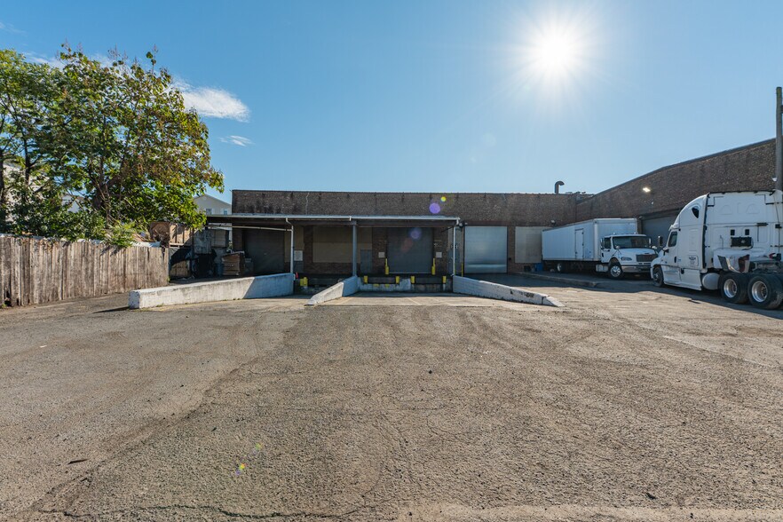 More Photos Of 488-500 Mulberry St, Newark Warehouse For Lease