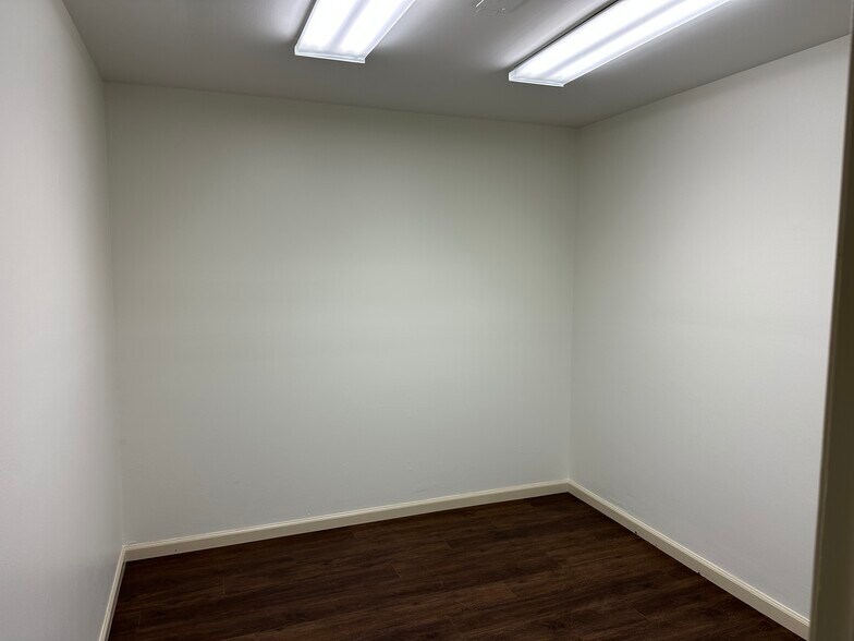 More Photos Of 1750 Costner Dr, Warrington Warehouse For Lease