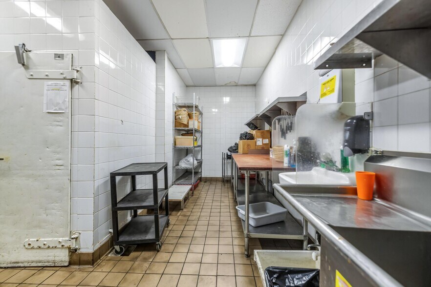 More Photos Of 5075 Hollywood Blvd, Los Angeles Restaurant For Lease