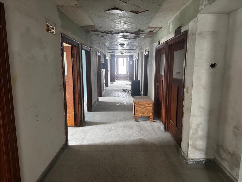 More Photos Of 14 E 9th St, Shawnee Office Residential For Sale